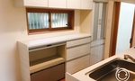対面キッチンは、食器棚や調理家電の設置に適しています。
